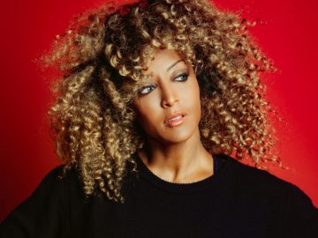 Senhit e il suo inno alla libertà: “Freaky!”