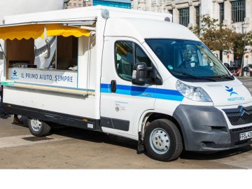 Pasti caldi e calore umano: arriva la cucina mobile per i senza dimora