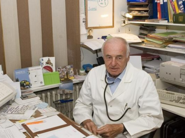 Livigno, medico volontario vaccina i coetanei a 84 anni