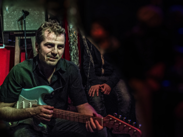 Enrico Polverari e la sua chitarra Blues