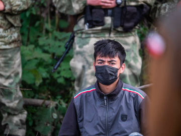 Una marea umana in cerca di aiuto che continua a subire violenze