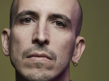 Giovanni Truppi in gara con “Tuo padre, mia madre, Lucia”