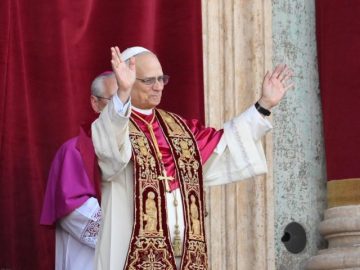 Leone XIV alla loggia: i primi segni di un pontificato
