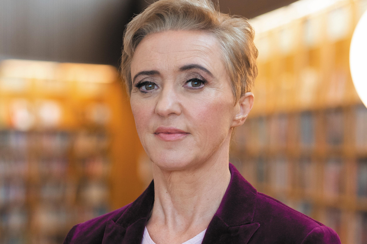 sally diamon, la strana