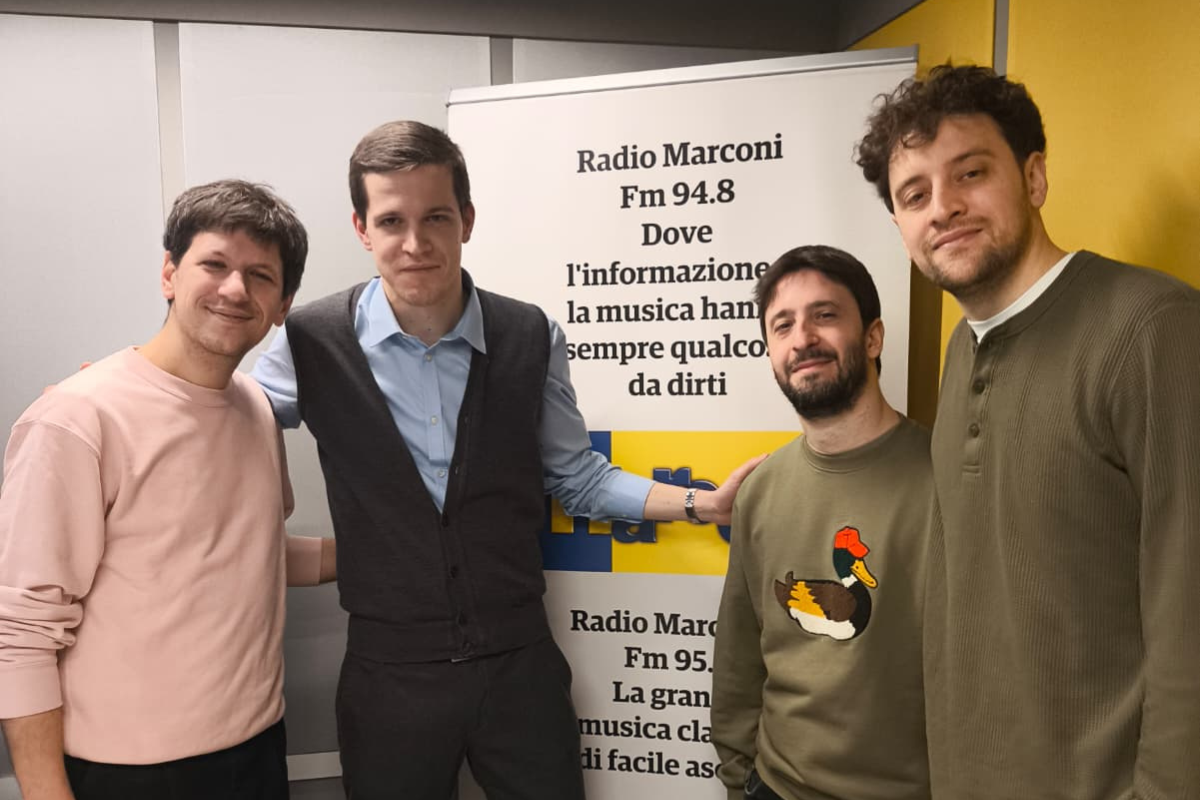 Eugenio in Via Di Gioia in radio con “Facciamo a metà”: una serenata condivisa prima dell’uscita
